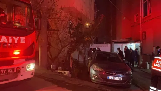 Binanın giriş katında çıkan yangın korkuttu