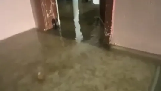 Binanın girişi göle döndü