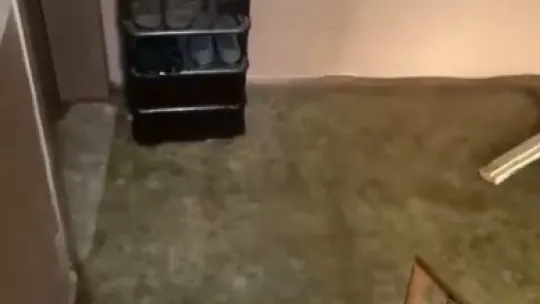 Binanın girişi göle döndü