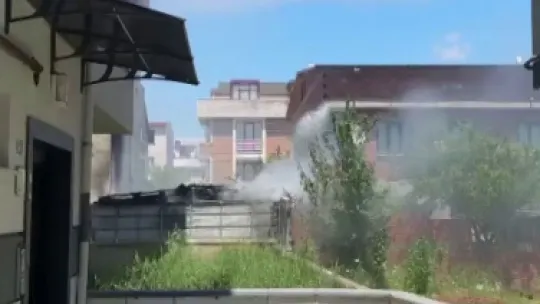 Binanın kömürlüğü alev alev yandı