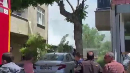 Binanın kömürlüğü alev alev yandı