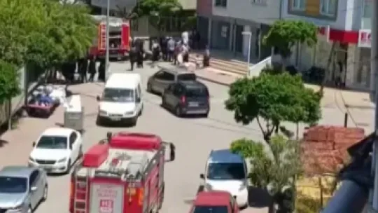 Binanın kömürlüğü alev alev yandı