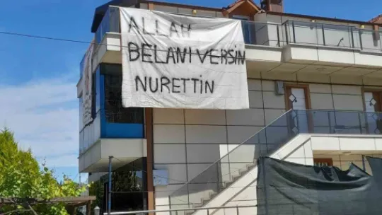 Binaya asılan dev pankartı gören dönüp bir daha baktı