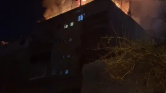 Kocaeli'de binayı ateşe verdi