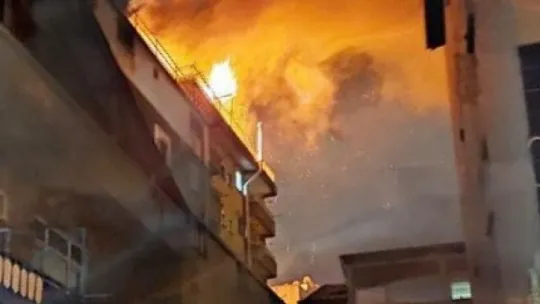 Kocaeli'de binayı ateşe verdi