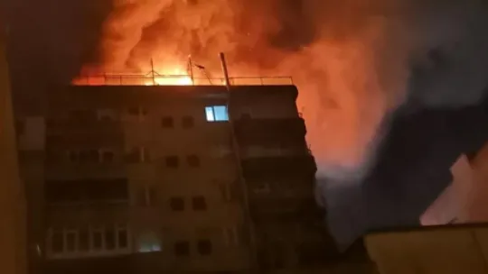Kocaeli'de binayı ateşe verdi