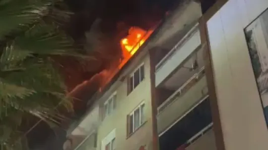 Kocaeli'de binayı ateşe verdi