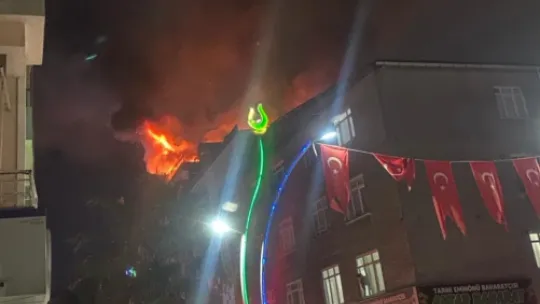 Kocaeli'de binayı ateşe verdi
