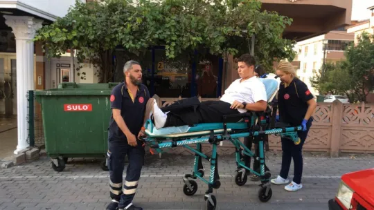 Binbin ile okula giden lise öğrencisine otomobil çarptı