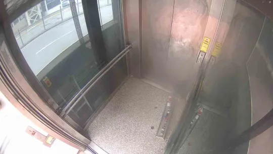 Bindiği asansörün kabin kasetine tekme atarak kırdı