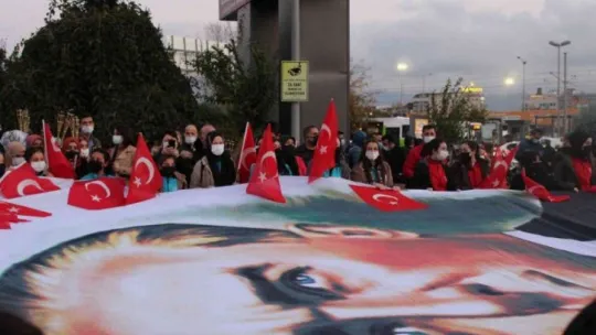 Binlerce kişi fener alayında Cumhuriyet için yürüdü