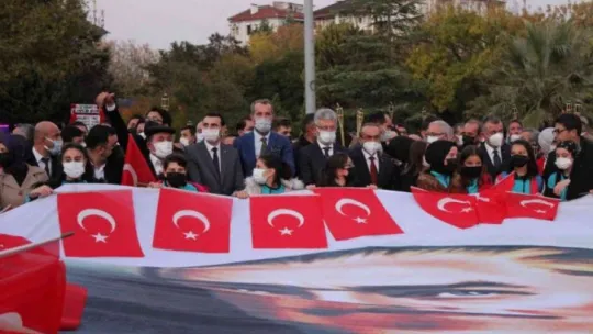 Binlerce kişi fener alayında Cumhuriyet için yürüdü