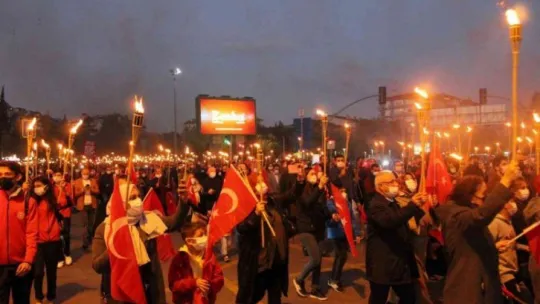 Binlerce kişi fener alayında Cumhuriyet için yürüdü
