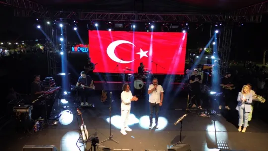 Binlerce kişi Fettah Can'ın şarkılarıyla zafer coşkusu yaşadı