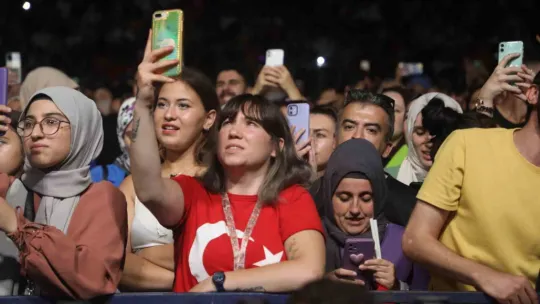 Binlerce kişi Fettah Can'ın şarkılarıyla zafer coşkusu yaşadı
