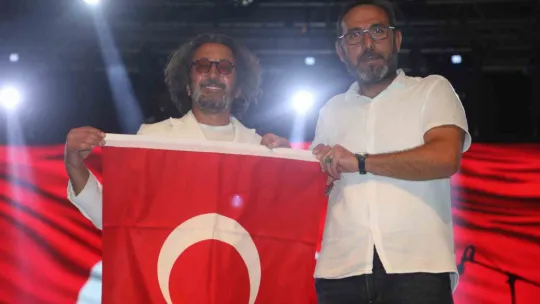 Binlerce kişi Fettah Can'ın şarkılarıyla zafer coşkusu yaşadı