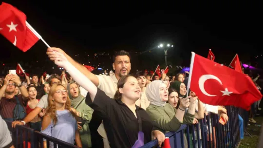 Binlerce kişi Fettah Can'ın şarkılarıyla zafer coşkusu yaşadı