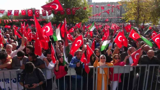 Kocaeli'de binlerce kişi sokağa döküldü