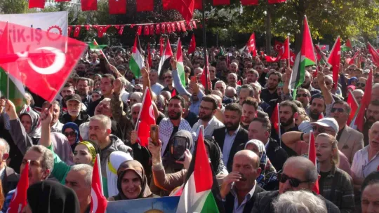 Kocaeli'de binlerce kişi sokağa döküldü