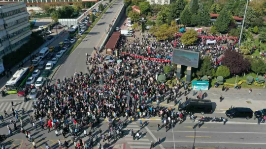 Kocaeli'de binlerce kişi sokağa döküldü