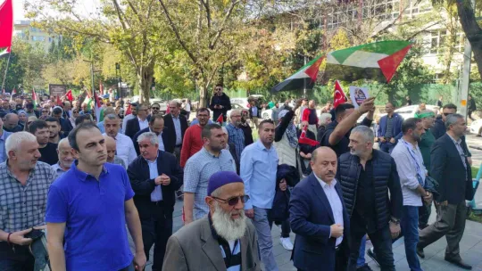 Kocaeli'de binlerce kişi sokağa döküldü