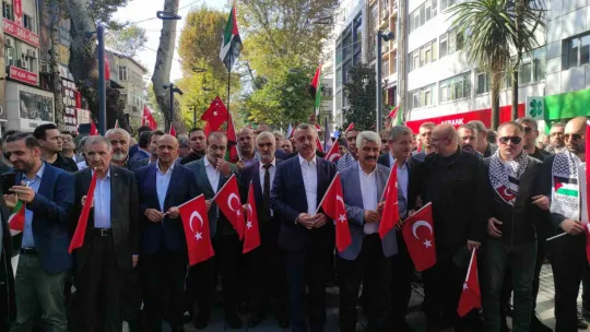 Kocaeli'de binlerce kişi sokağa döküldü