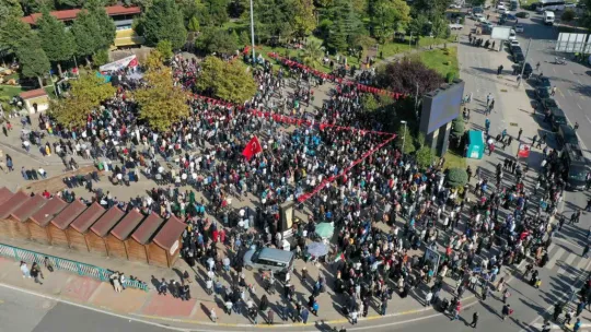 Kocaeli'de binlerce kişi sokağa döküldü