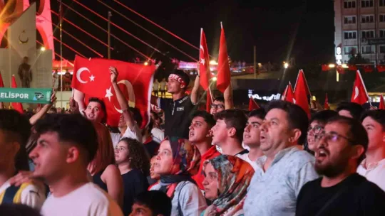 Binlerce Kocaelili milli takım için tek yürek oldu