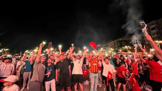 Binlerce Kocaelili milli takım için tek yürek oldu