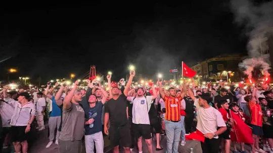 Binlerce Kocaelili milli takım için tek yürek oldu