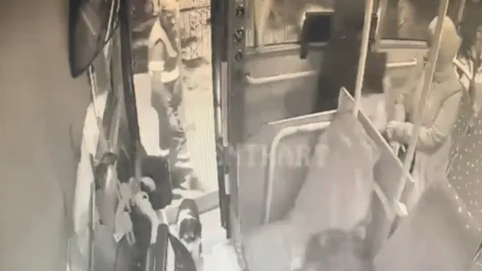 Bir anda bindi, dakikalarca yolculuk yaptı