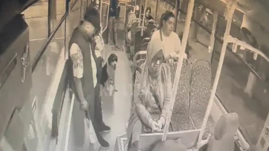Bir anda bindi, dakikalarca yolculuk yaptı