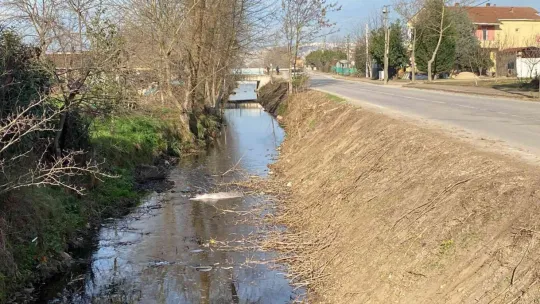 Bir ay önce beyaza bürünen dere şimdi simsiyah