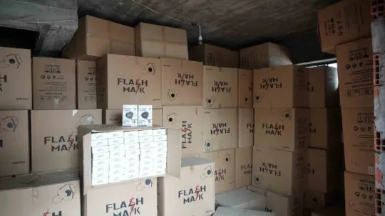Bir ev dolusu maskeyle baş başa kaldı, ne yapacağını bilmiyor