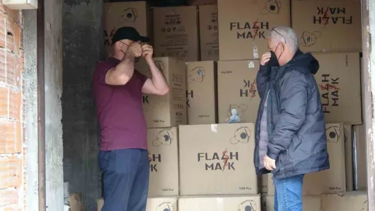 Bir ev dolusu maskeyle baş başa kaldı, ne yapacağını bilmiyor