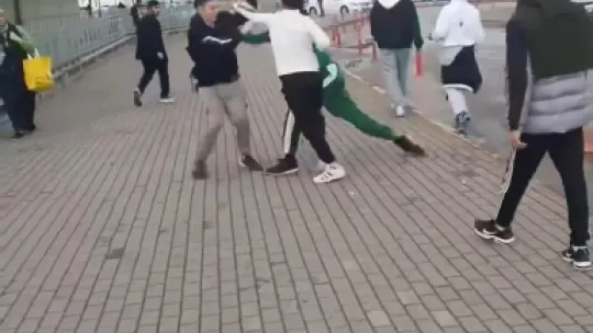 Gündüz vakti yolda yürüyenlere saldırdılar