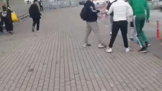 Gündüz vakti yolda yürüyenlere saldırdılar