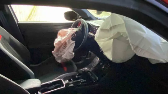 Bir gün önce satın aldığı engelli aracıyla kaza yaptı