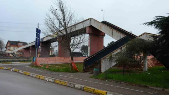 O üst geçit yenileniyor