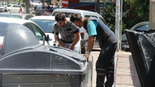 Bir poşet altınını çöp sanıp attığını eşinden öğrendi