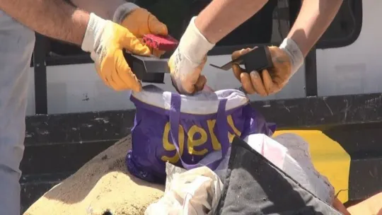 Bir poşet altınını çöp sanıp attığını eşinden öğrendi