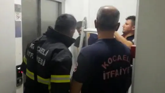9 kişi 1 saat boyunca asansörde mahsur kaldı
