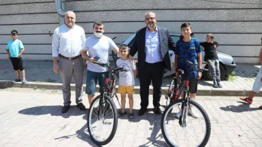 Bisikleti çalınan 2 çocuğun burukluğunu, mutluluğa çevirdiler