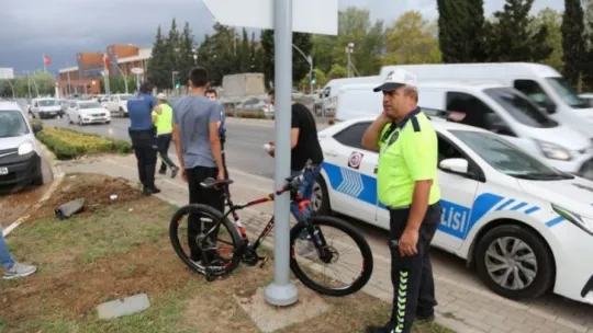 Bisikletle çarpışan motosiklet sürücüsü yaralandı!