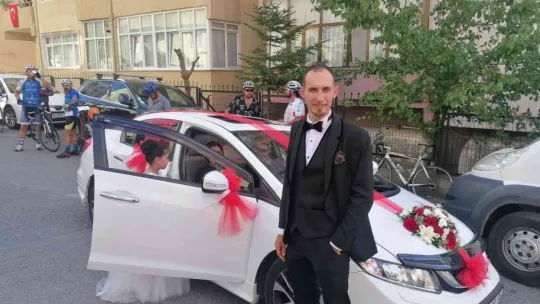 Bisikletli düğün konvoyu