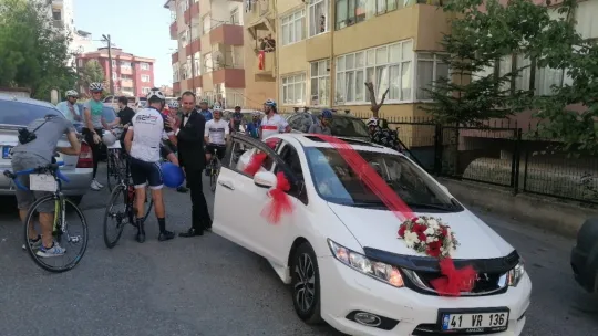 Bisikletli düğün konvoyu
