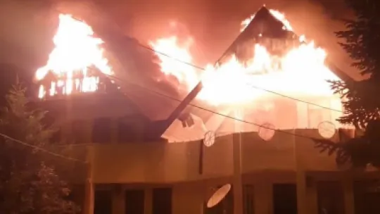 Bitişik 2 villa alev alev yandı