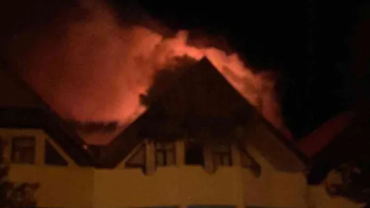 Bitişik 2 villa alev alev yandı