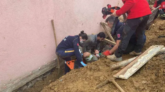 Kocaeli'de bir işçi toprak altında kaldı