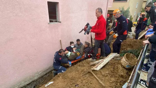 Kocaeli'de bir işçi toprak altında kaldı